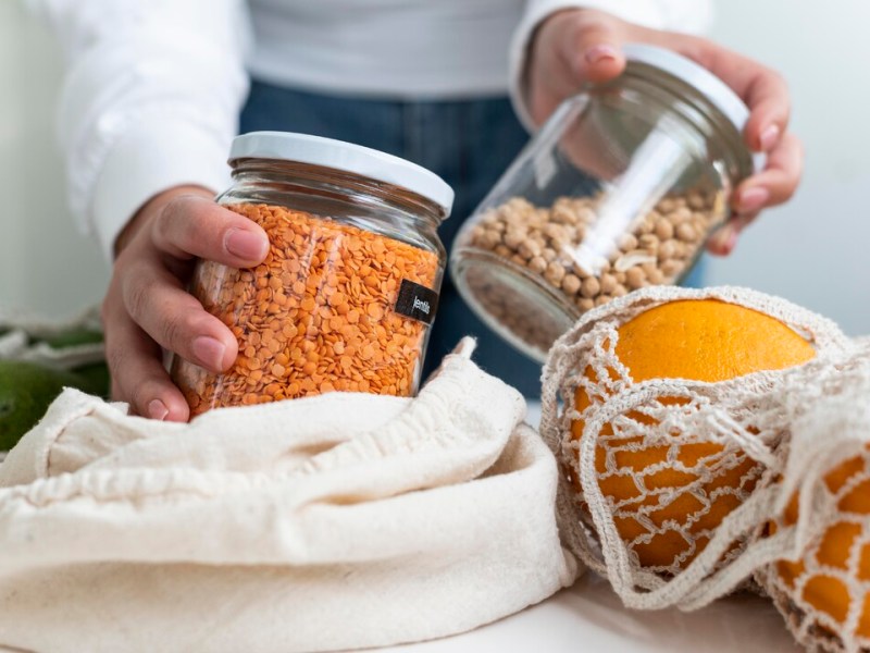 UX assumptions on users: an example with the representation of data on a Zero Waste&nbsp;application